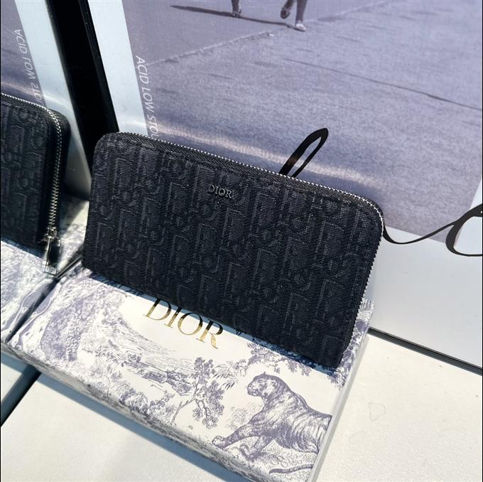 2025228Y 210P182141874